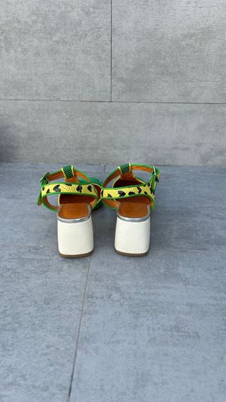 Sandalias BELLE HARI verdes lunares de piel.