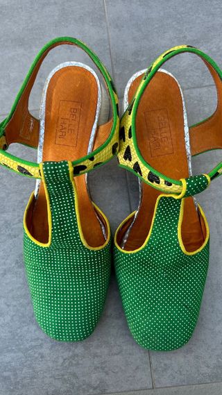 Sandalias BELLE HARI verdes lunares de piel.
