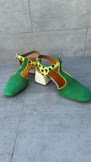 Sandalias BELLE HARI verdes lunares de piel.