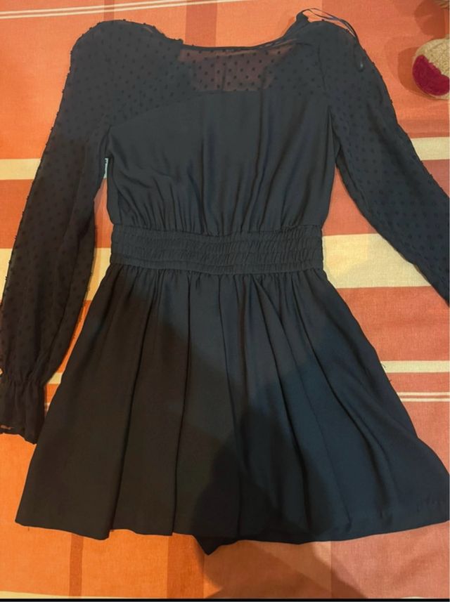 Mono negro elegante con mangas de encaje