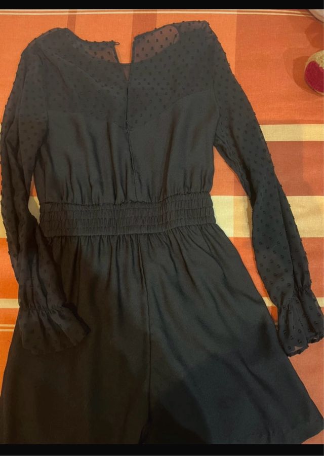 Mono negro elegante con mangas de encaje