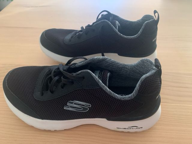 Zapatillas Skechers Negras y Blancas talla 40