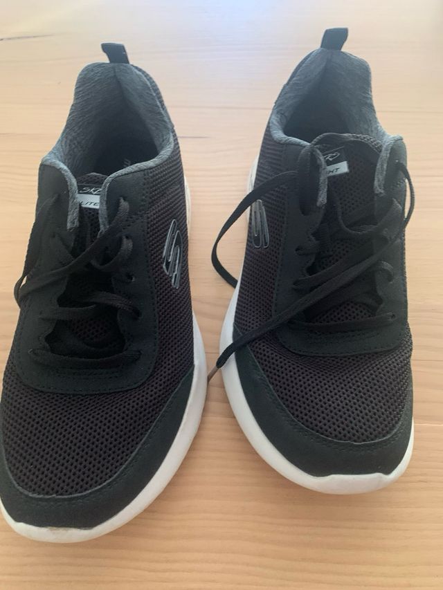 Zapatillas Skechers Negras y Blancas talla 40