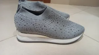 Sneakers slip-on grigie con strass e zeppa