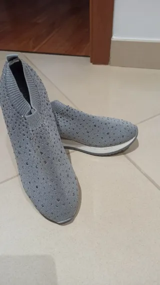 Sneakers slip-on grigie con strass e zeppa