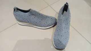 Sneakers slip-on grigie con strass e zeppa