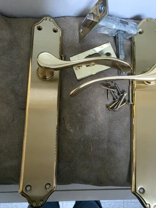 Manetas de puerta doradas