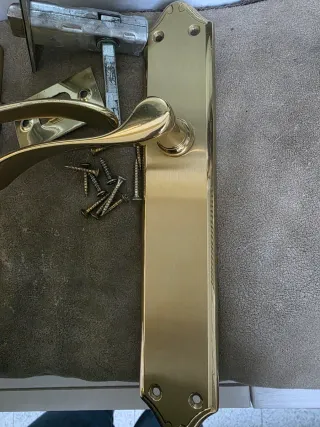 Manetas de puerta doradas