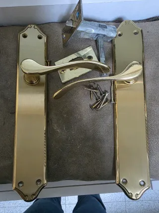 Manetas de puerta doradas