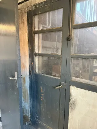 Puerta antigua de madera con cristales