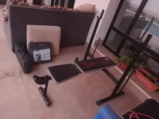 Banco de pesas con pesas