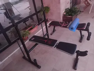 Banco de pesas con pesas