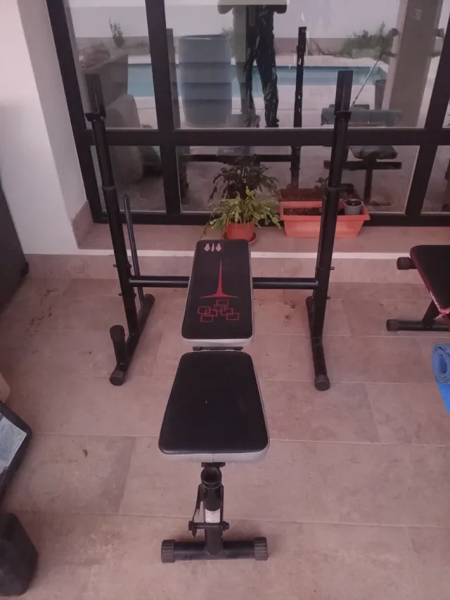 Banco de pesas con pesas