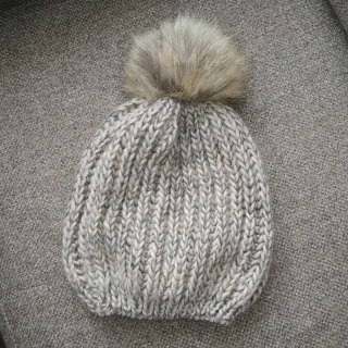 Gorro de lana con pompón