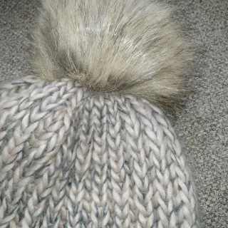 Gorro de lana con pompón