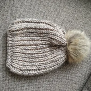 Gorro de lana con pompón