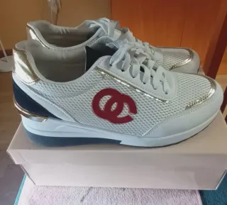 Deportivas Blancas y Doradas