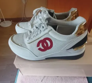 Deportivas Blancas y Doradas