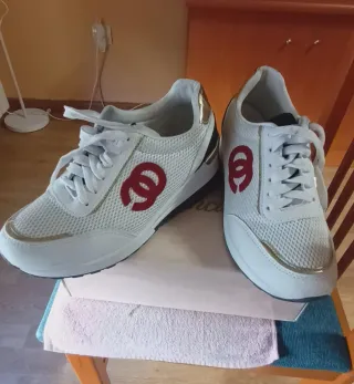 Deportivas Blancas y Doradas