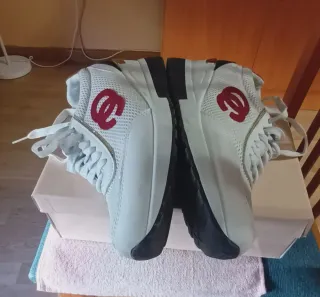 Deportivas Blancas y Doradas