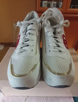 Deportivas Blancas y Doradas