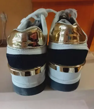 Deportivas Blancas y Doradas