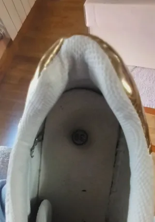 Deportivas Blancas y Doradas