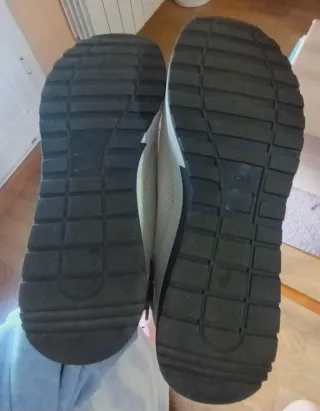 Deportivas Blancas y Doradas