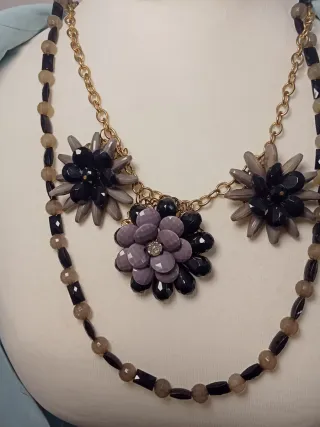 Collar de flores con cadena dorada