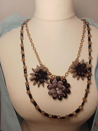 Collar de flores con cadena dorada