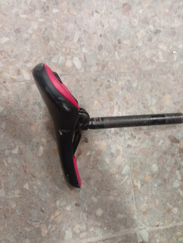 Sillín de bicicleta negro y rojo