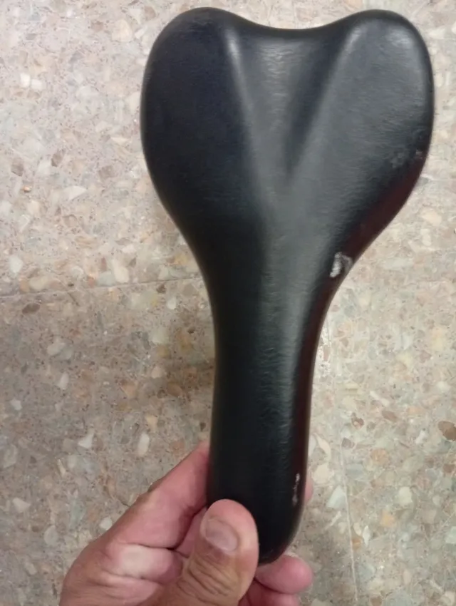 Sillín de bicicleta negro y rojo