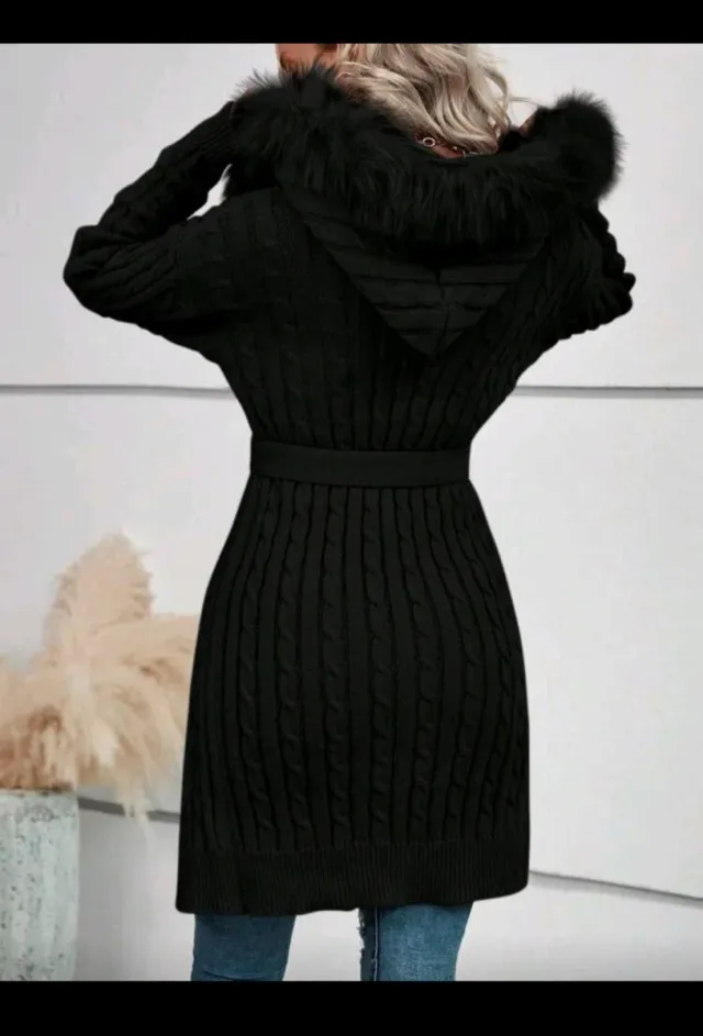 Chaqueta punto mujer con capucha y pelo.