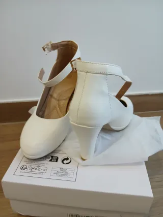 Zapatos de tacón blancos con pulsera