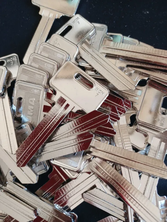 50 llaves metálicas