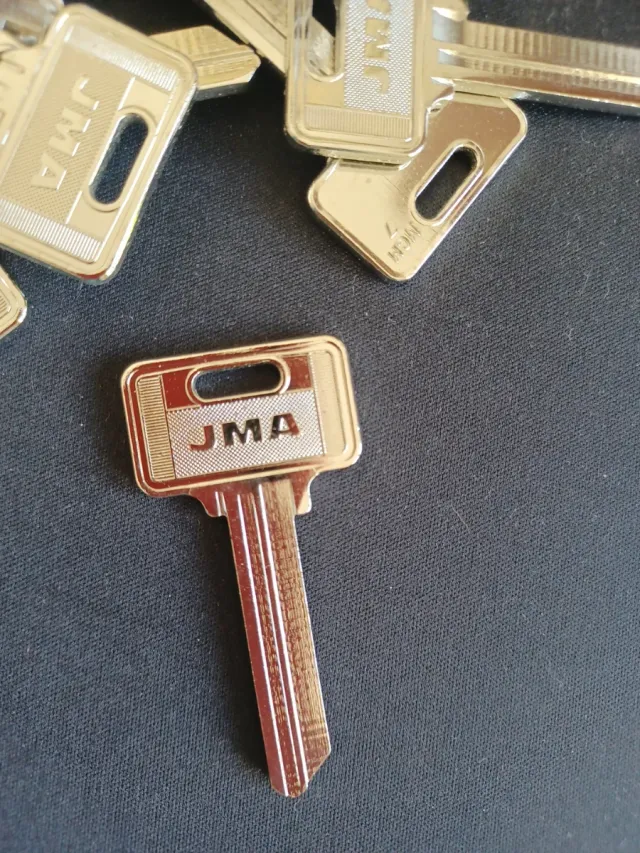 50 llaves metálicas