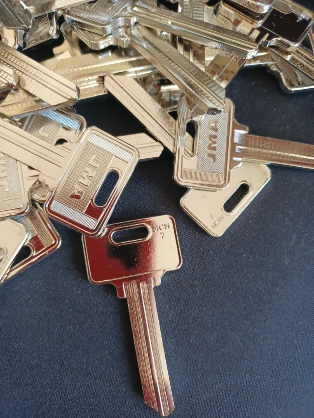 50 llaves metálicas