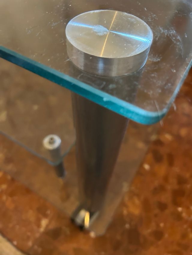 Mesa baja de cristal y metal