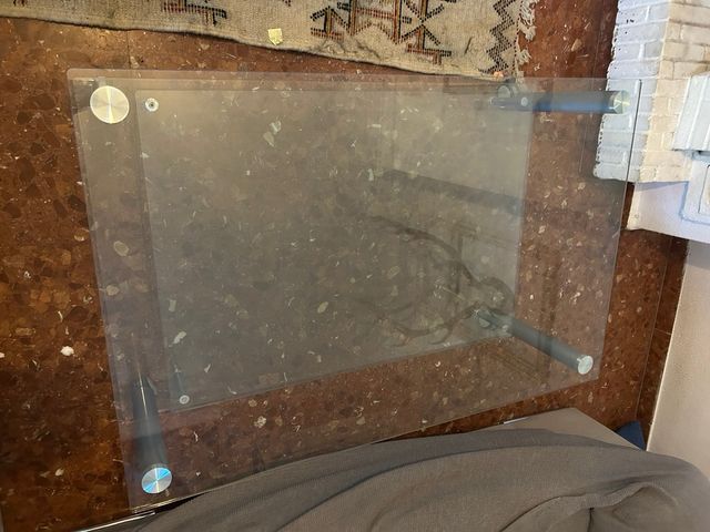 Mesa baja de cristal y metal