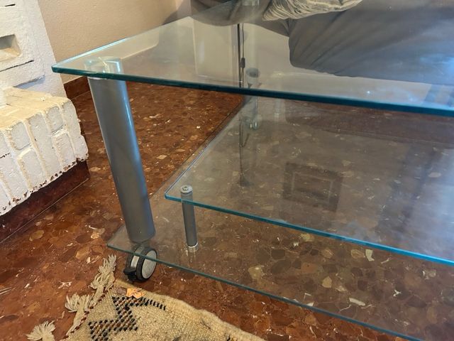 Mesa baja de cristal y metal