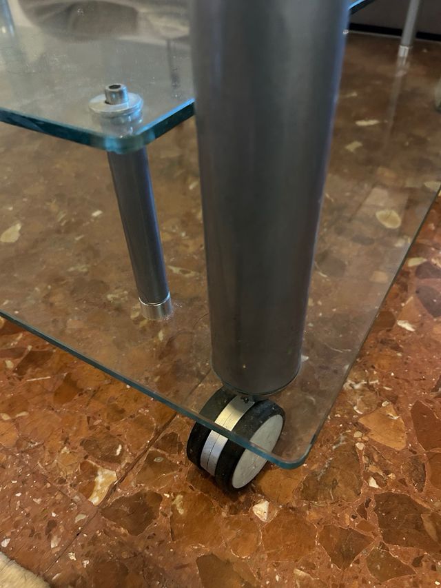 Mesa baja de cristal y metal