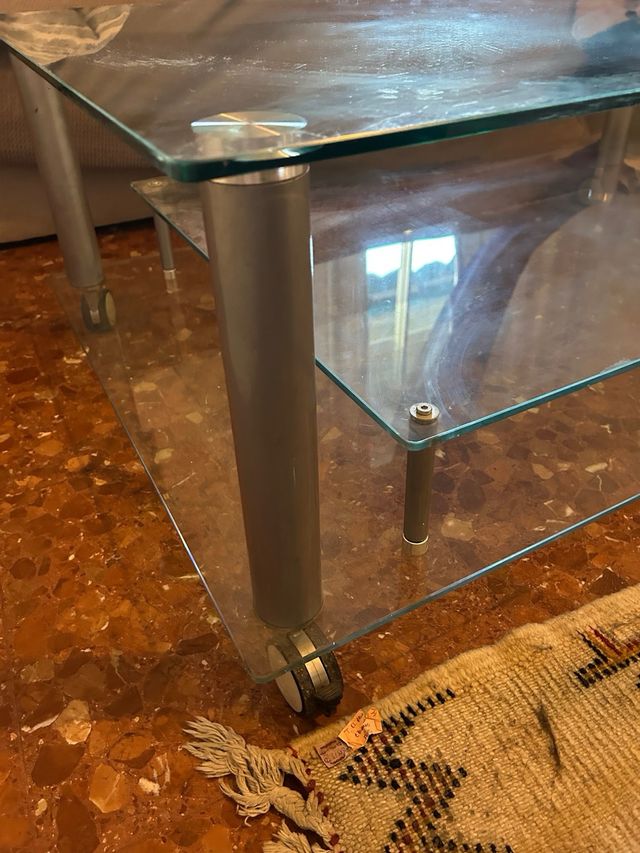 Mesa baja de cristal y metal