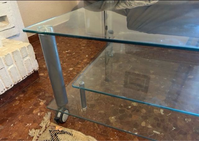 Mesa baja de cristal y metal