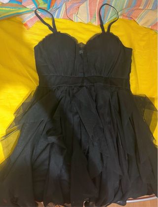 Abito elegante nero con tulle e balze