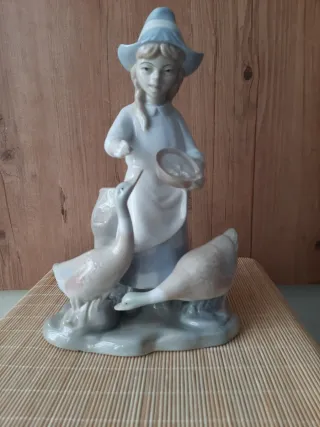 2 Figuras de cerámica niña con patos