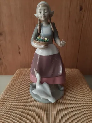 2 Figuras de cerámica niña con patos