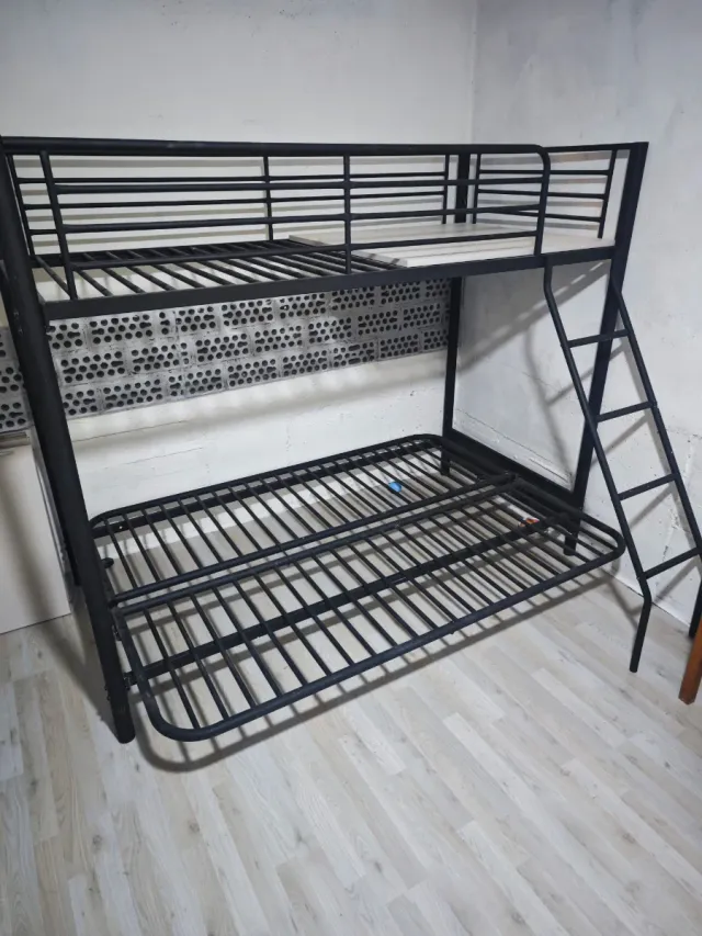 Litera con sofá cama debajo