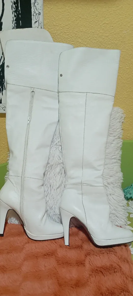 Botas altas de piel blancas