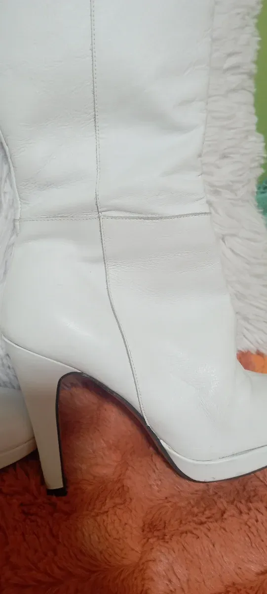 Botas altas de piel blancas