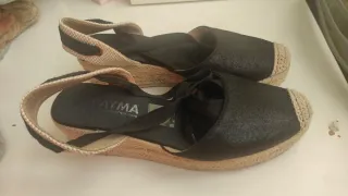 Alpargatas con cuña negras de PAYMA con tiras.